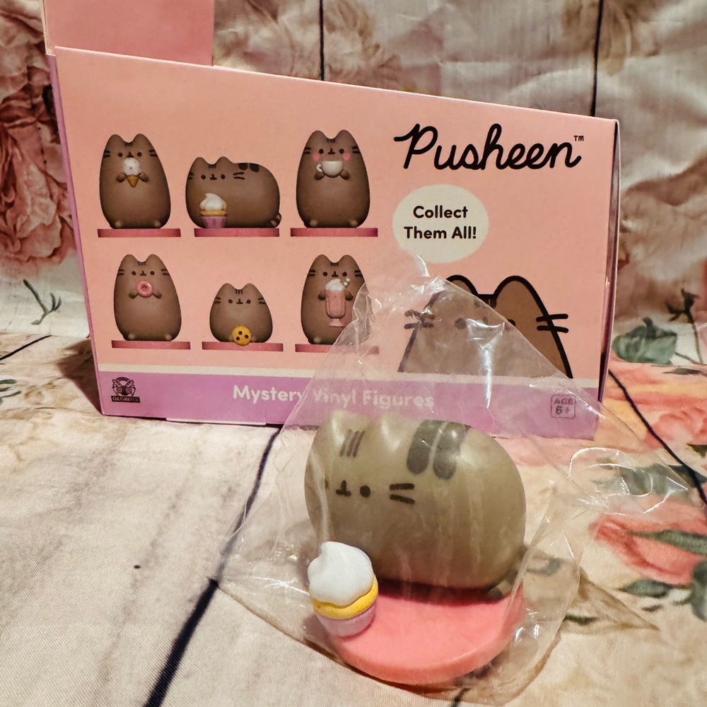 New Pusheen Vinyl Figure "Cupcake". (Comes with box).